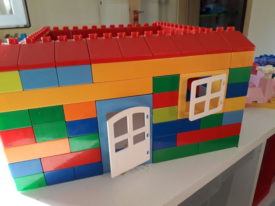 großes Haus mit Garage, Lego duplo, Auto, Prinzessinbett, Garten. in Pentling