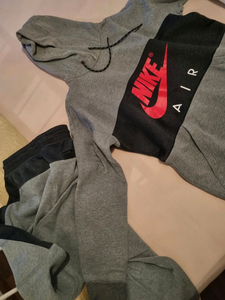 Nike Anzug in Gelnhausen