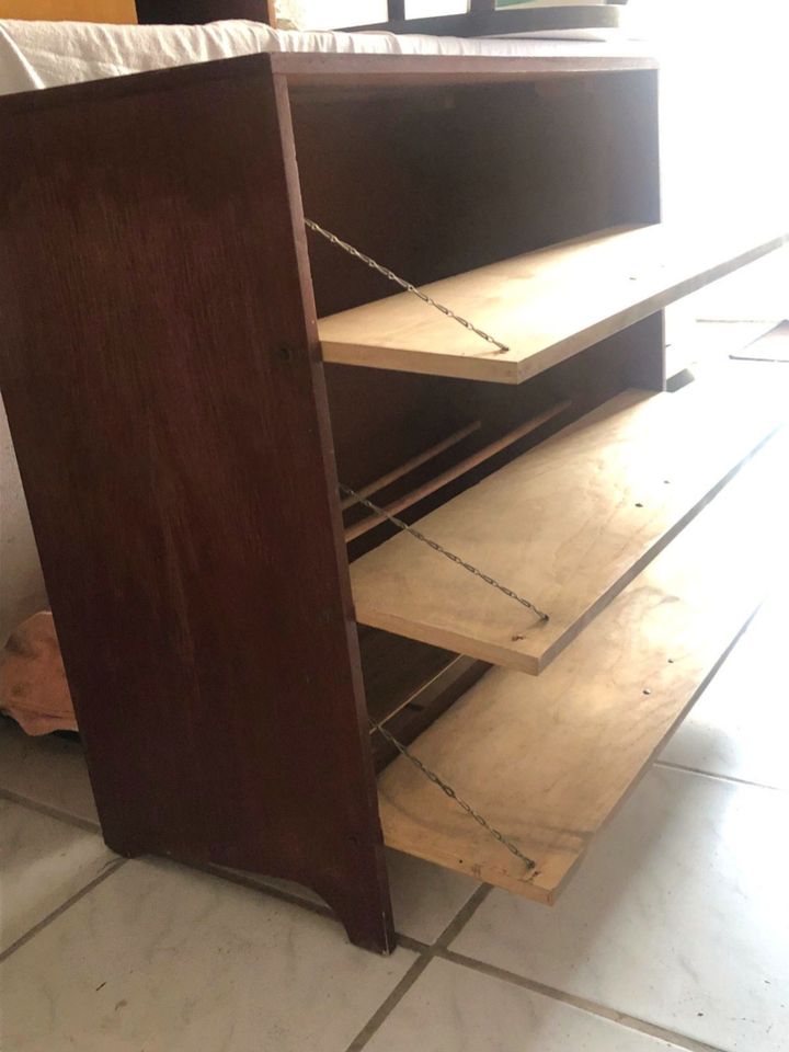 Alter Holz-Schuhschrank, 50er/60er Jahre, Vintage, mit 3 Klappen in Iffezheim