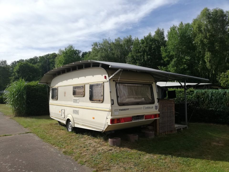 Im Grünen, am Wasser: Dauercampingplatz mit Wohnwagen Tabbert in Kriebstein