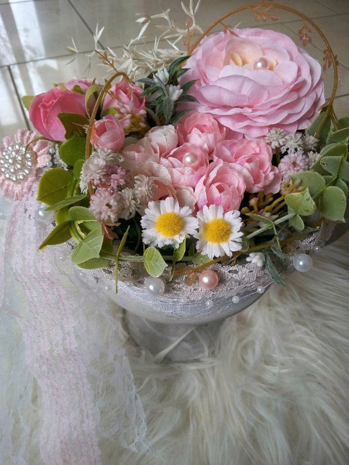 hübsche Frühlingsdeko Pokal Blumengesteck Tischgesteck rosa weiß in Bitburg