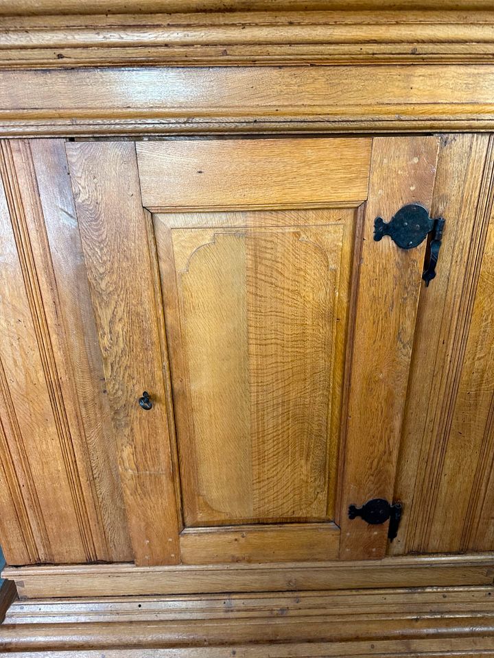 SEHR SELTENER BAROCKSCHRANK AUS EICHE UM 1680-1700 BAROCK SCHRANK  KLEIDERSCHRANK - Versand möglich 99 Euro - Wir sind für Sie da lokal in 86830 Schwabmünchen oder online ARTHOME24 in Schwabmünchen