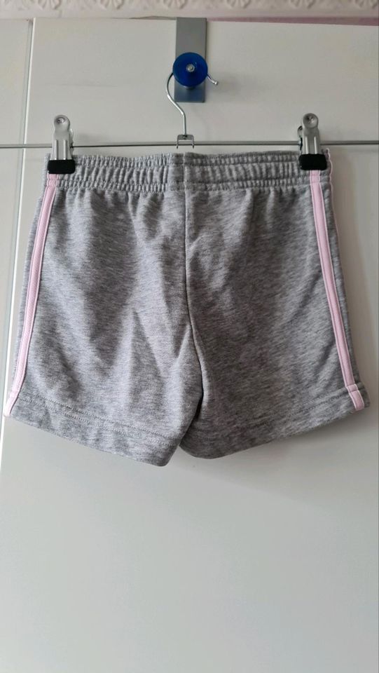 Set von adidas: T-Shirt und Shorts, Größe 116 in Hochheim am Main