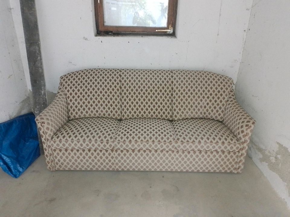 Ein älteres schönes Sofa in Aitrach