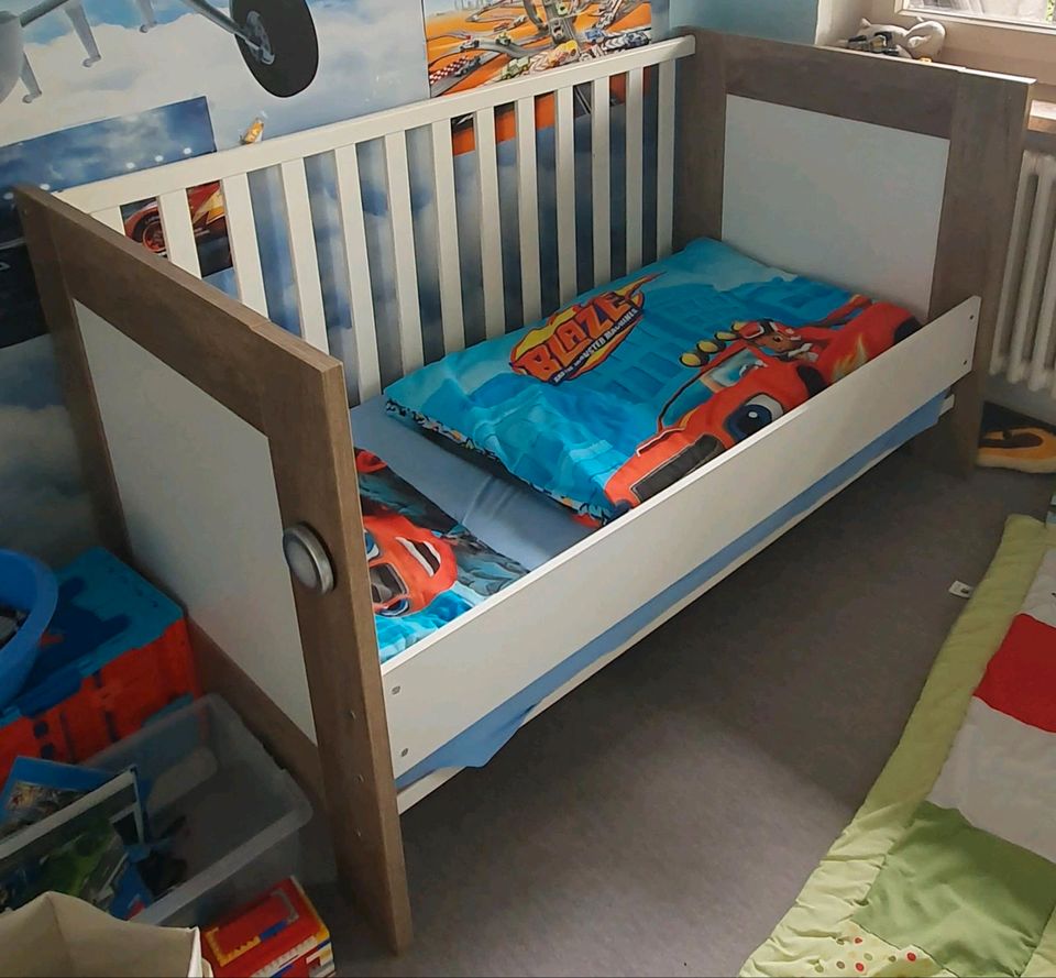 Kinderzimmer Möbel Babybett Wickelkommode Kleiderschrank weiß in Stuttgart