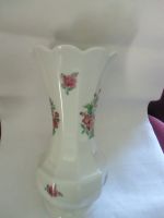 Vase Porzellan weiß mit roten Blüten Bareuther Waldsassen 204 Nordrhein-Westfalen - Wilnsdorf Vorschau