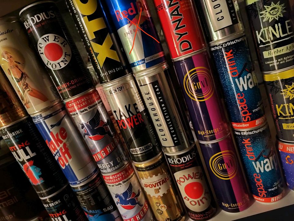 23 Stück leere Sammeldosen Energy Drink Red Bull usw. 90er Jahre in Wasserburg