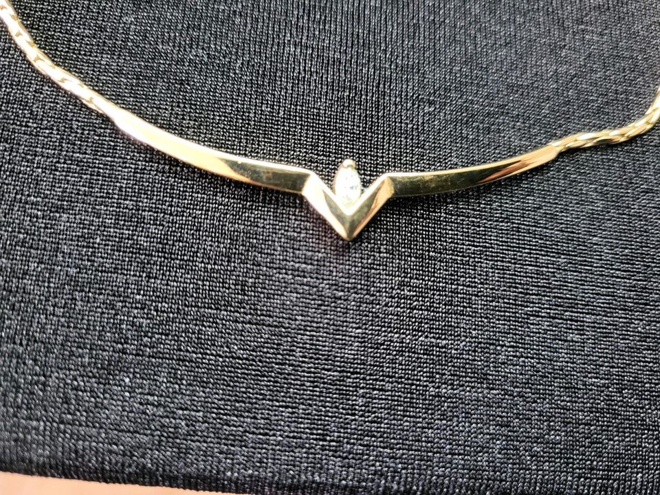 Sehr schöne elegante vergoldete Halskette mit kleinem Stein in Roßdorf