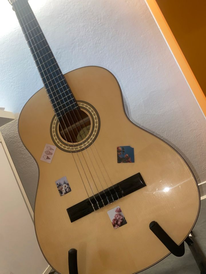 Klassische Gitarre aus edlem Holz - Perfekt für Anfänger in Schweinfurt