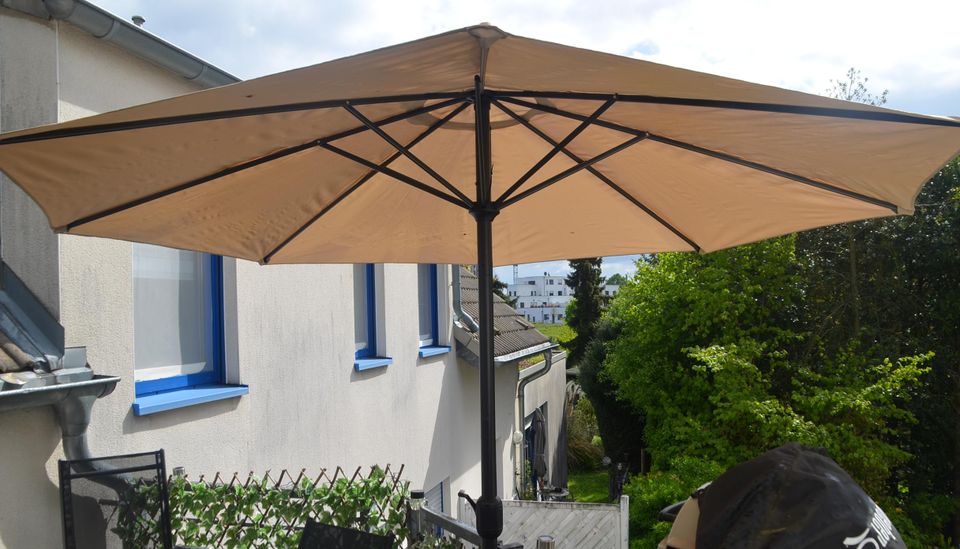 großer Sonnenschirm 300cm ohne Ständer in Köln