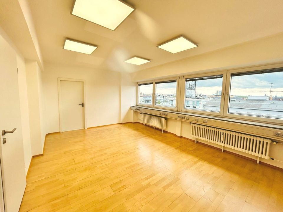 Helles Büro I über den Dächern von Düsseldorf in Düsseldorf