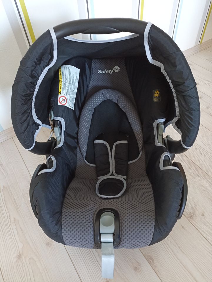 Babyschale Autokindersitz Safety 1st in Bad Buchau