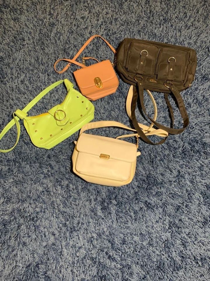 4 Damentaschen in verschiedene Farben in Kaarst