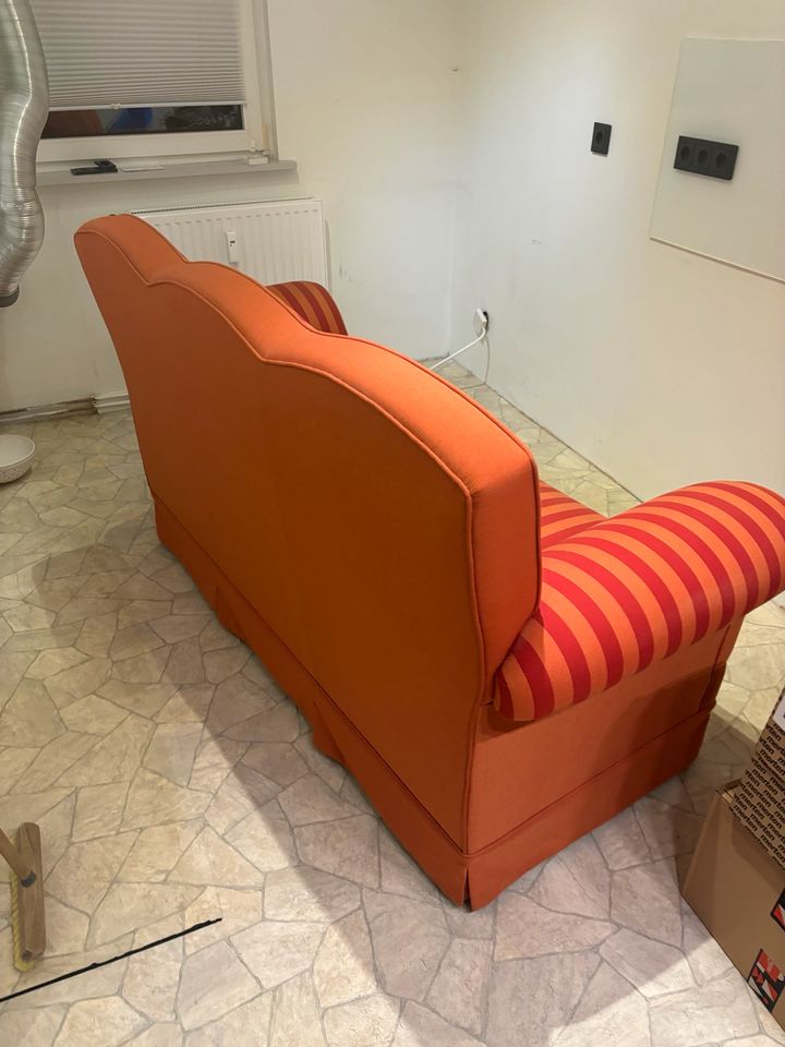 Sofa orange-rot gestreift in Salzgitter