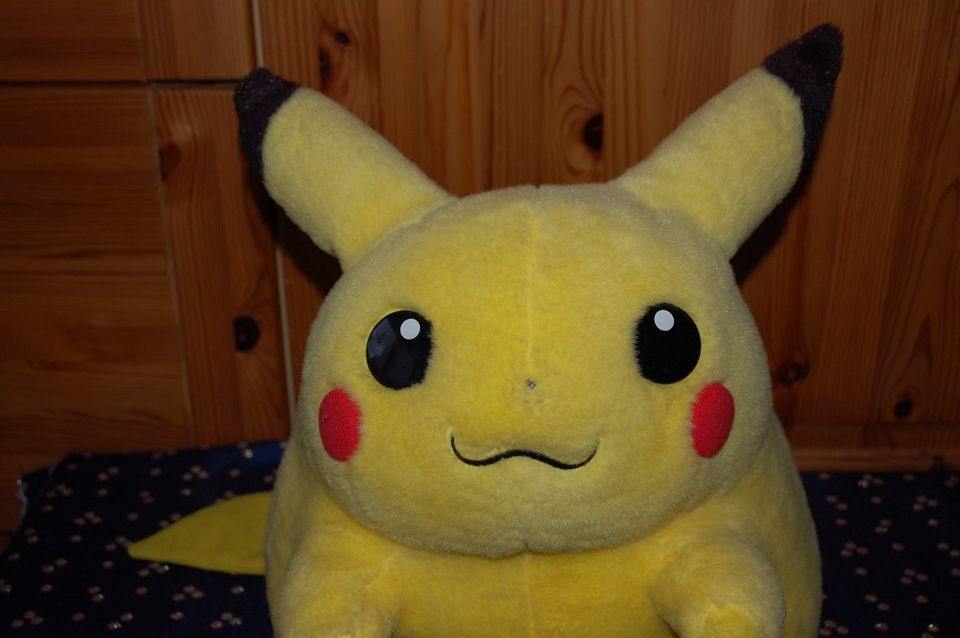 Pokemon Jumbo Plush Pikachu von Hasbro Tomy Nintendo aus 1999 in Langenberg