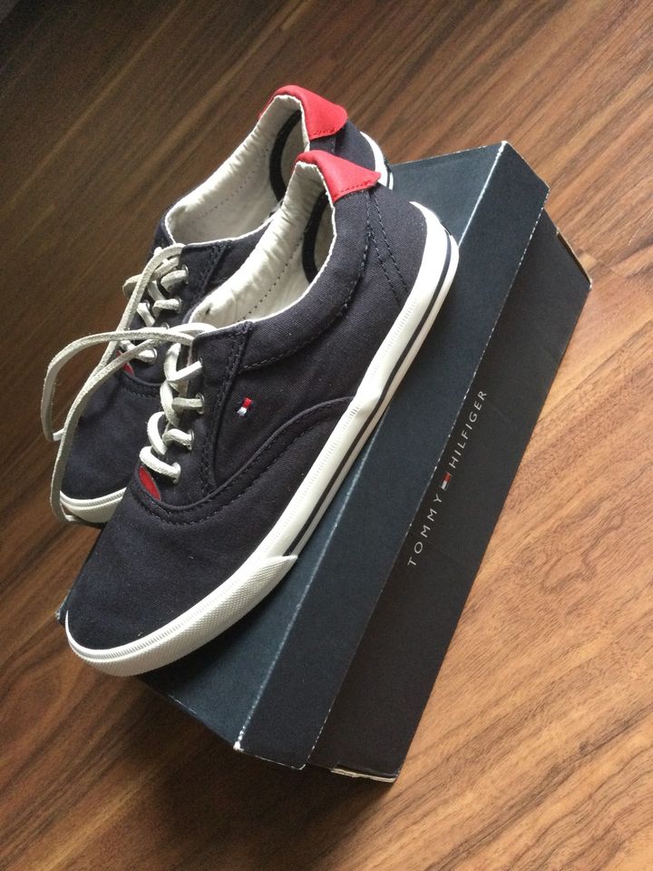 Neue Schuhe /  Kinderschuhe / Sneaker Gr. 35 von Tommy Hilfiger in Saarwellingen