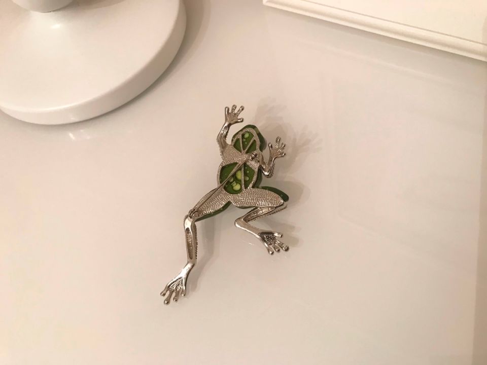 Huiskens Boutique Frosch Brosche grün silber Strass in Braubach