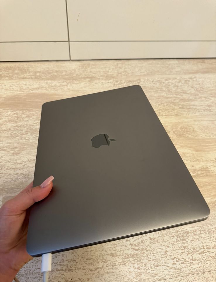 Apple MacBook Pro 13“  Space Grau 256 GB 2016 Laptop Notebook in Hamburg