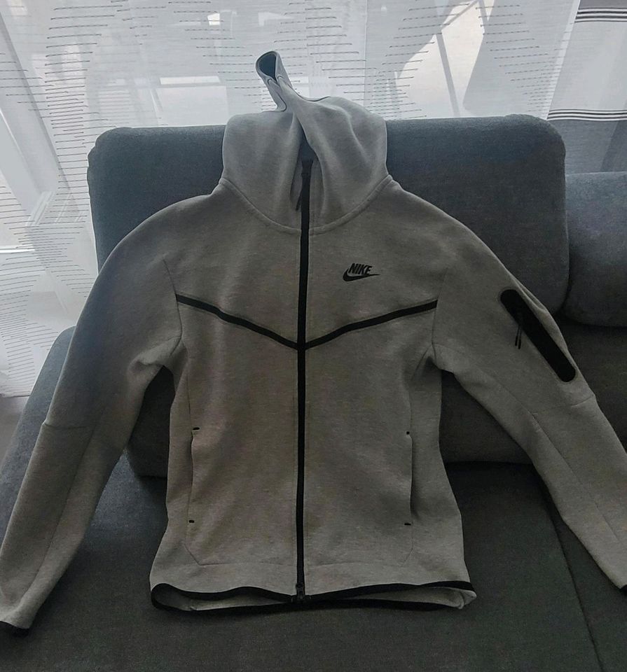 Nike Tech Fleece Anzug (Jacke und Hose) Gr. XS in Hainburg