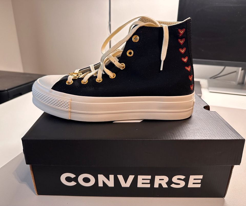 Converse schwarz mit Herzen, Größe 41 in Frankfurt am Main