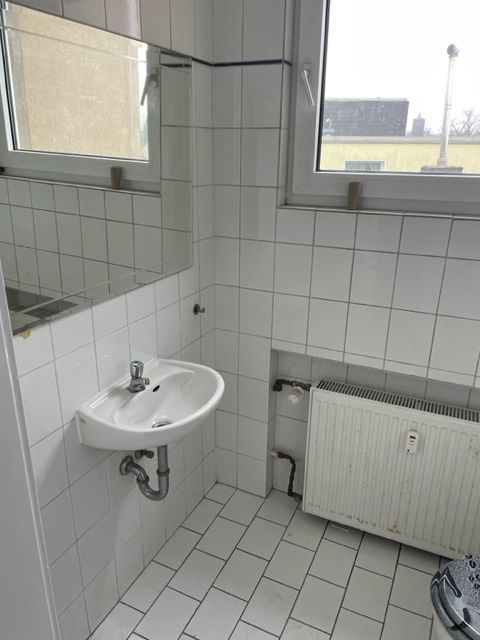 110 qm große, helle Wohnung mit Balkon, 4 Zimmer, KDB, Gäste WC in Duisburg
