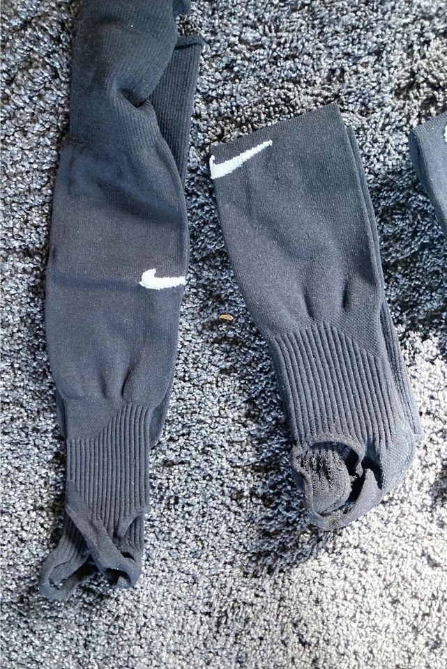 Fußballstutzen Nike 3 schwarze u 2 weiße gepflegt Gr L in Mudau