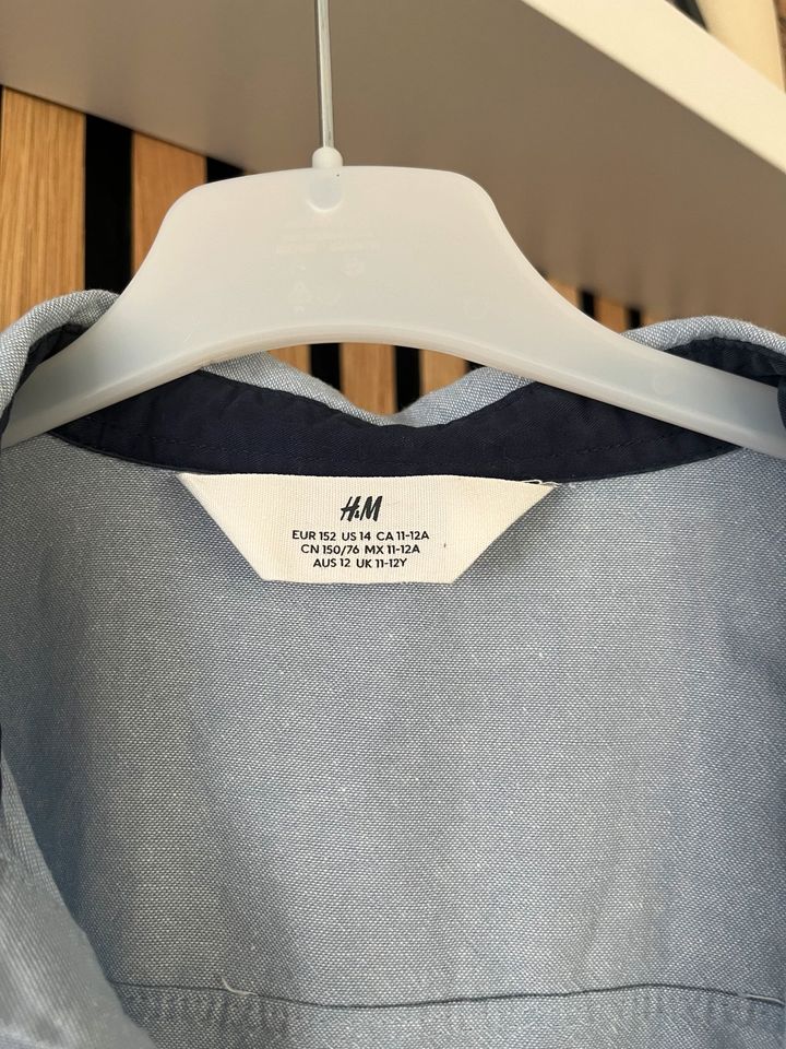 Verkaufe ein hellblaues langärmeliges Hemd in Gr. 152 von H&M in Stuttgart