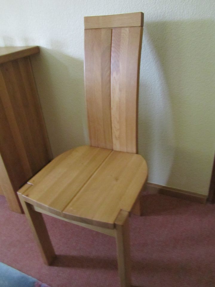 Esstisch mit passenden Stühlen in Marklohe