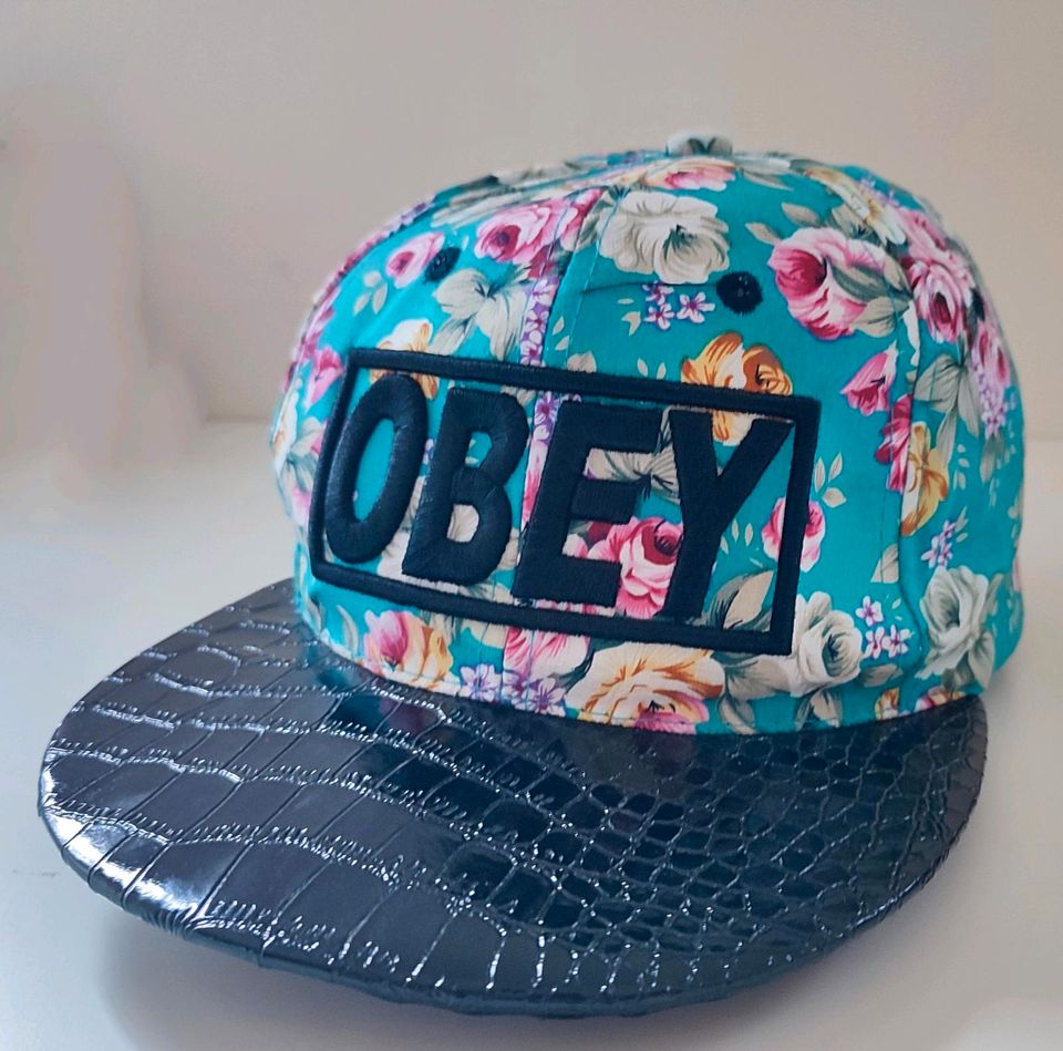 Obey Kappe - schwarz und blau-blumig in Ainring