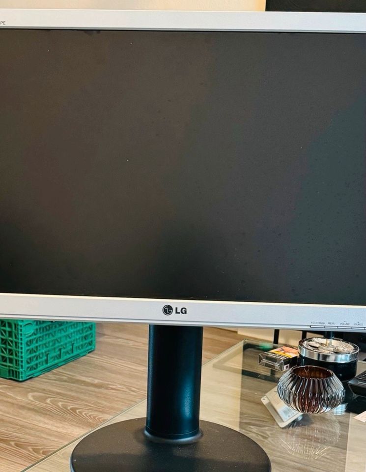 LG Monitor-Bildschirm-Flatron W2442PE-SF in Nürnberg (Mittelfr)