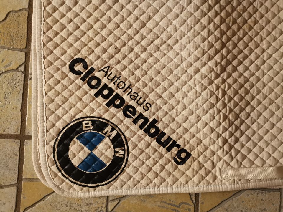 Schabracke weiß mit BMW Logo Emblem Druck anatomisch VS in Diemelsee