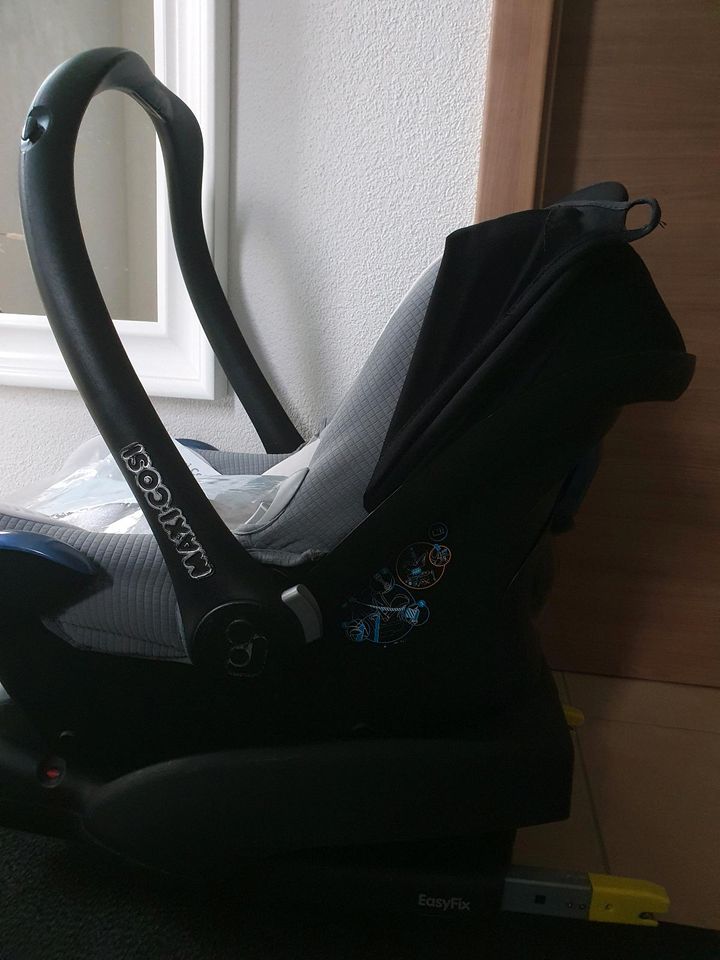 Babyschale Maxi Cosi mit Isofix und Sommerbezug in Denkingen