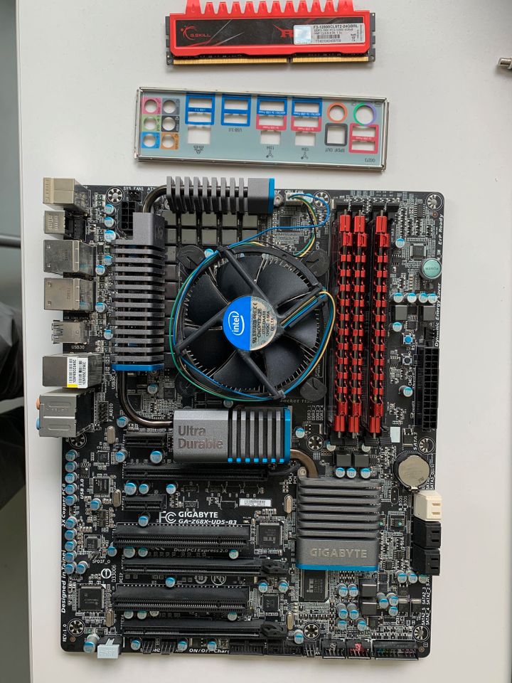 Gigabyte GA-Z68X-UD5-B3 + Intel Core I7-2600K + F3-12800CL9T2-24G in München