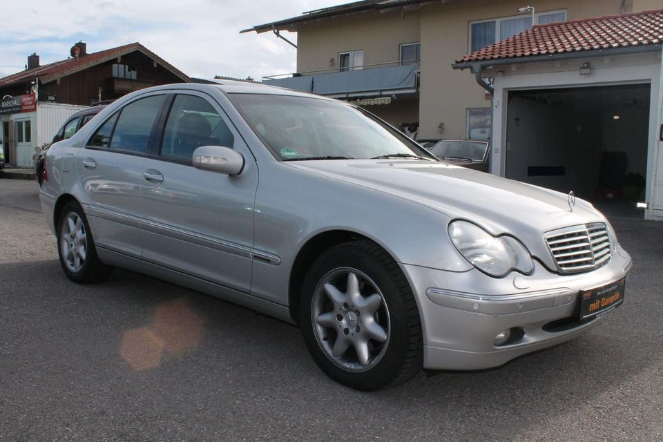 Mercedes-Benz C 320 Aut. LEDER XENON PDC EL.GSHD SCHECKH. in Holzkirchen