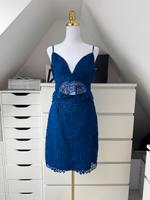 Guess Cocktailkleid Spitze Cut Out Größe 8 marineblau Nordrhein-Westfalen - Altena Vorschau