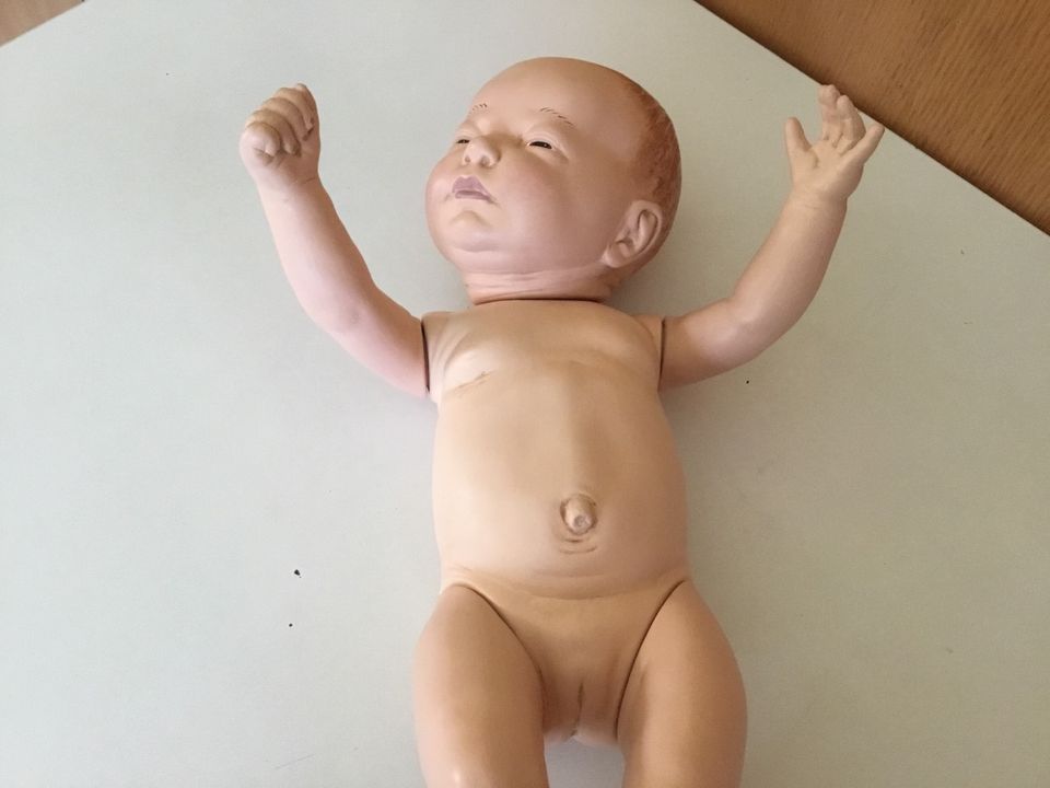 Newborn Baby Mädchen Porzellanpuppe Vintage in Burbach