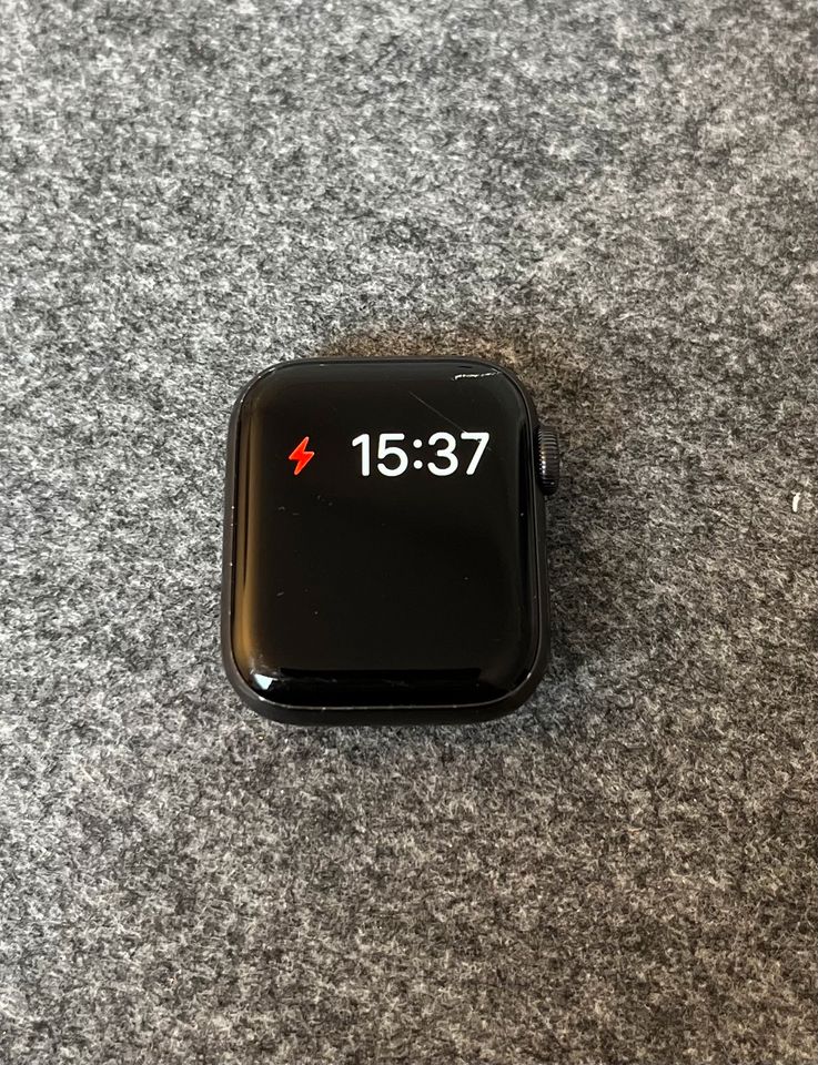 Apple Watch 5 (40mm / Space Grey) in Solingen