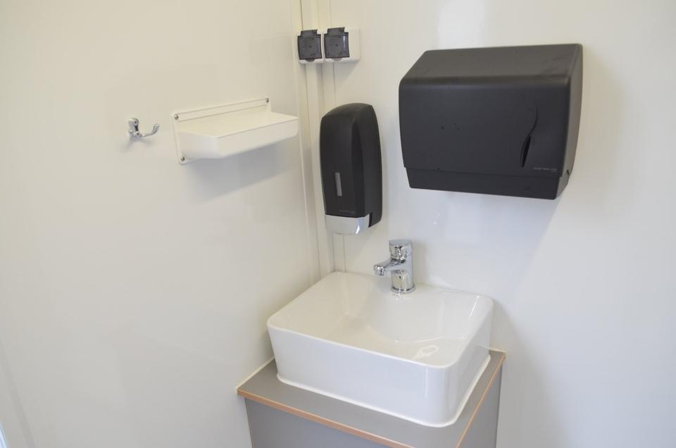 PKW Anhänger NEU 1300 Kg Toilettenwagen 2 Abteile Waschbecken in Bielefeld