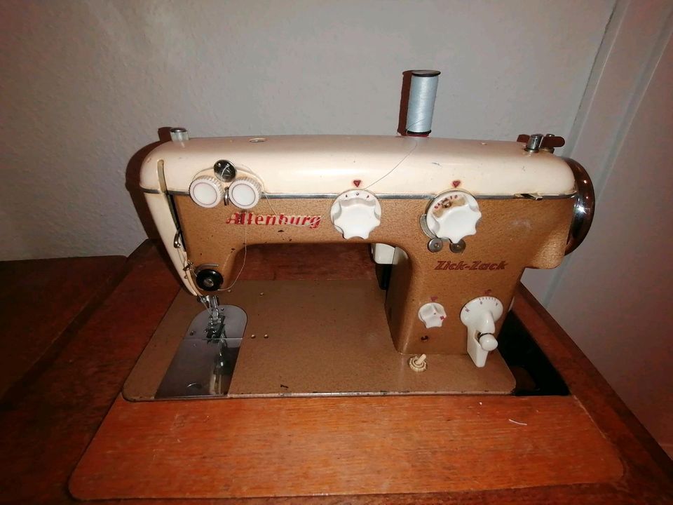Nähmaschinenschrank mit  Altenburg Zick-Zack Maschine , Vintage in Cottbus