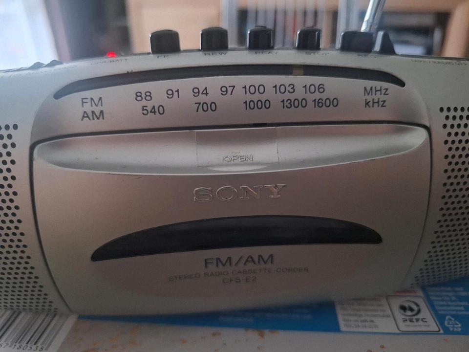 Sony CFS-E2 Tragbares Stereo Radio Cassetten Recorder Silber in Berlin