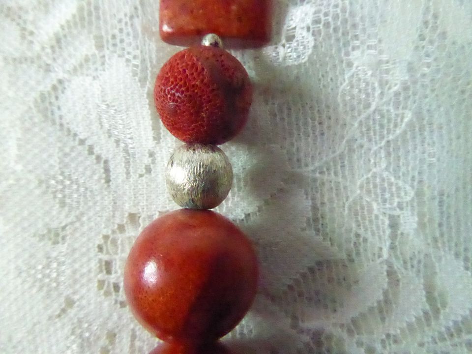 hübsche, HALSKETTE , rot und silbern, 36 rote echte Steine in Springe