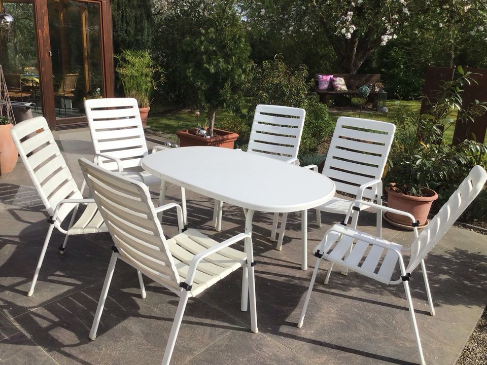 Gartenmöbel Tisch und 6 Stühle plus Polster in Neusäß