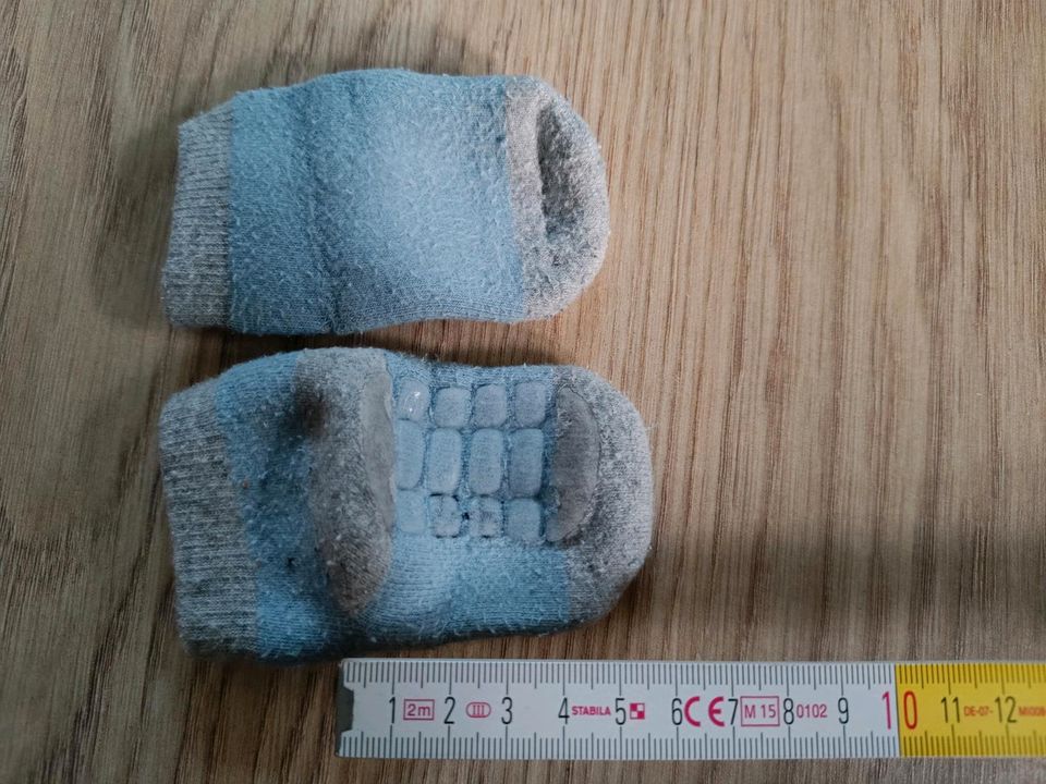 verschiedene Socken Rutsche Socken gestrickte Socken Baby Kind in Alfeld (Leine)