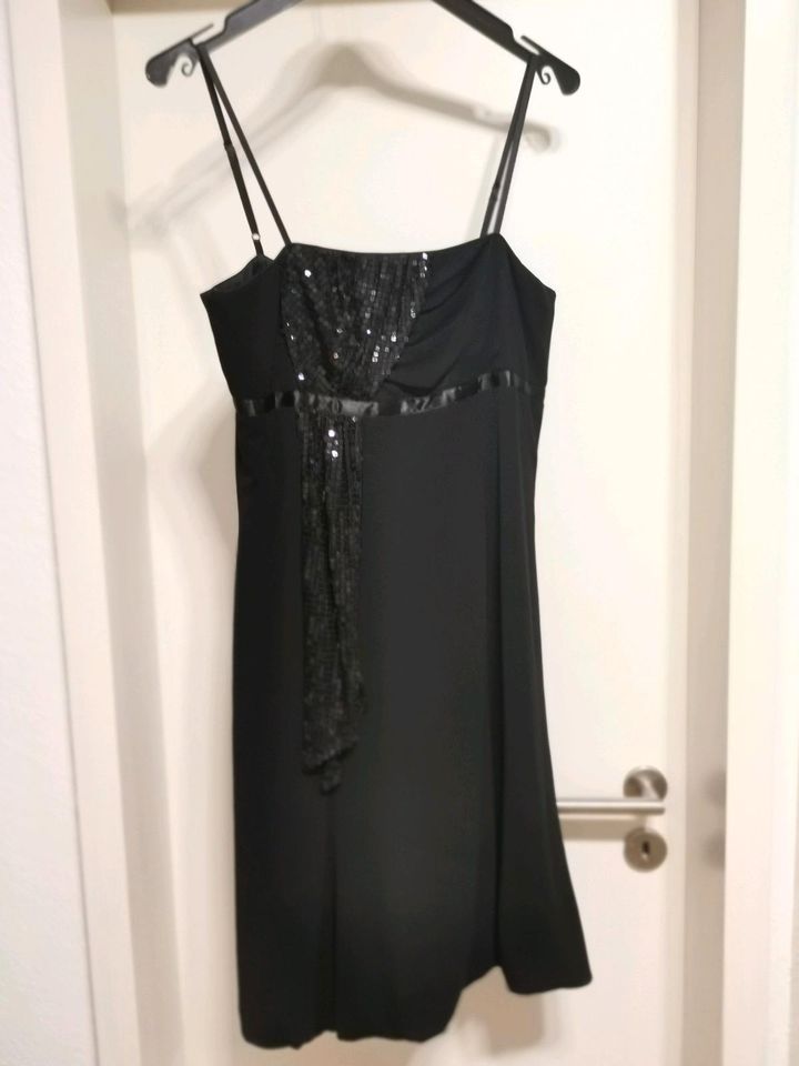 Abendkleid Schwarzes Kleid mit Pailletten Gr. 40 inkl Stola in Kaarst