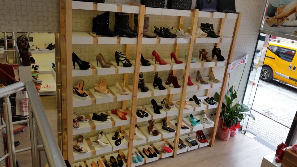 Ladeneinrichtung Schuladen Textil Regale für Schuhe in Füssen