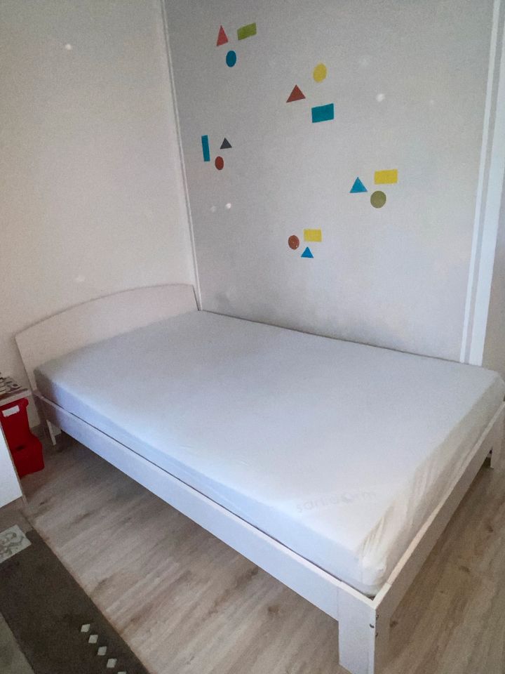 Kinderzimmer Möbel Kleiderschrank Bett Matratze und topper in Düsseldorf