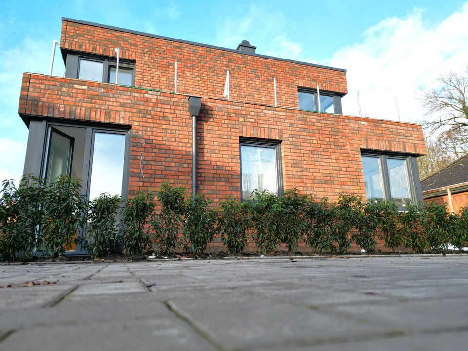 Neubau-Architektenhaus nach KfW 40+ mit PV-Anlage und Carport in Edewecht in Edewecht