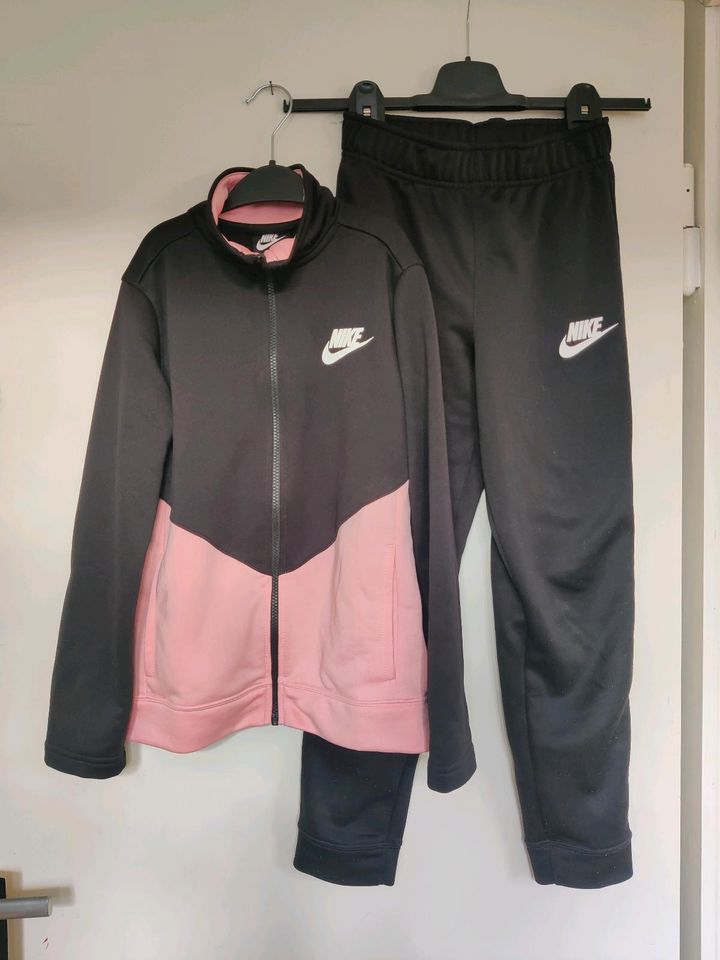 Nike Trainingsanzug Gr. 137-147 schwarz rosa in Gevelsberg