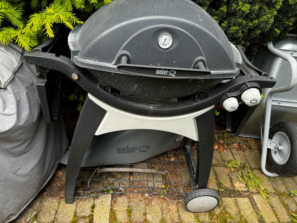 Weber Q300 mit viel Zubehör in Düsseldorf