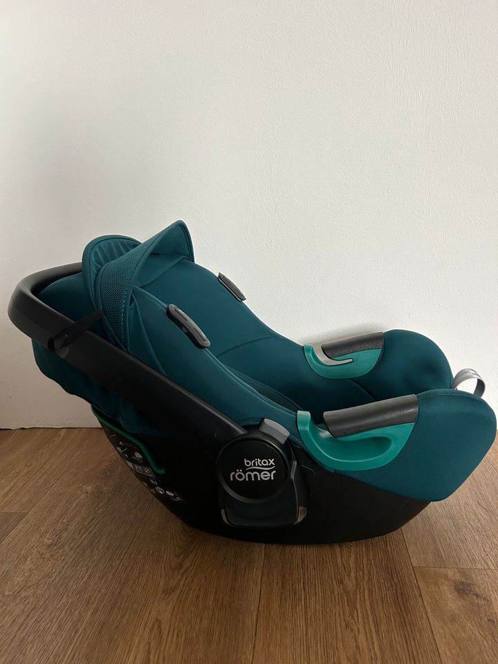 Römer Britax ISENSE 3 I-size inkl. Zubehör in Dresden